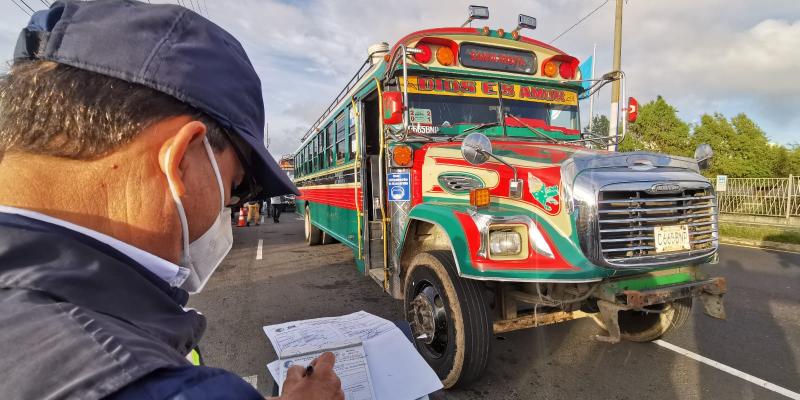Inspectores sancionan a ocho autobuses por sobrecarga de pasajeros 