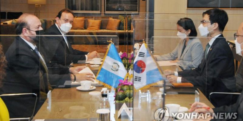 La foto, proporcionada por el Ministerio de Comercio, Industria y Energía de Corea del Sur, muestra a su jefe negociador de comercio, Yeo Han-koo (primero por la dcha.), durante una reunión con el ministro de Economía de Guatemala, Antonio Malouf (primero por la izda.)