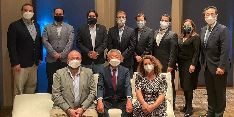 El Ministerio de Economía, Antonio Malouf (sentado, extremo izquierdo), preside la misión comercial.