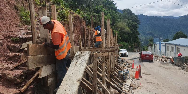Personal colocó defensa metálica