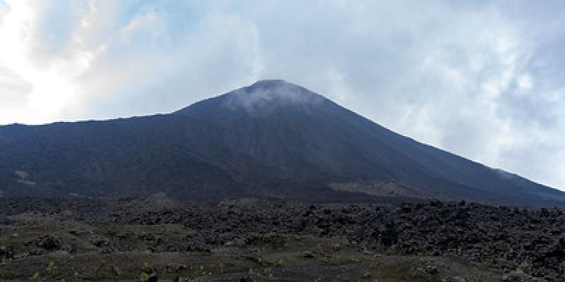 Vista al volcán de Pacaya. Foto de archivo.