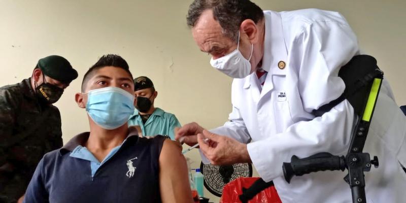 Puesto de vacunación apoyado por el Ejército de Guatemala en San Miguel Petapa es supervisado por el Señor Presidente de la república