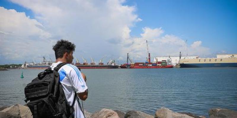 Uno de los 18 jóvenes beneficiados observa la inmensidad del océano