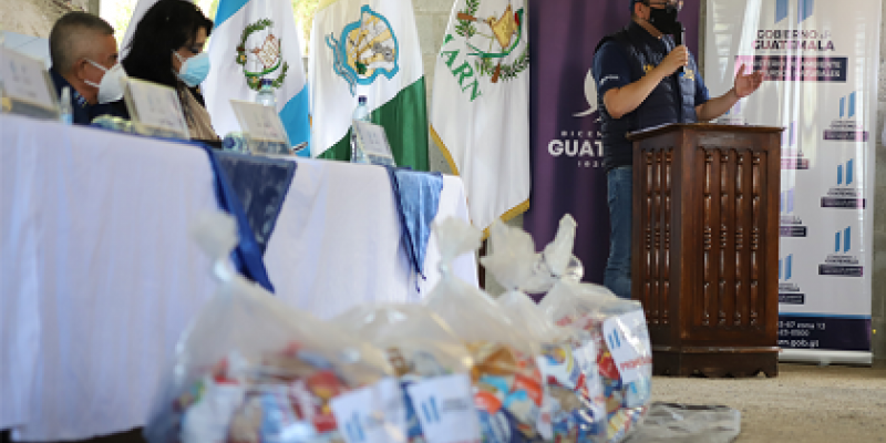 Entrega de alimentos por la recolección de plásticos en San Antonio La Paz.