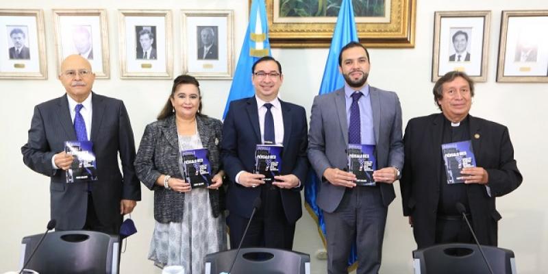 Presentación de libro de Fredy Gularte en el Minex