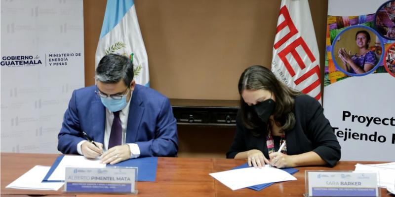 El Ministro de Energía y Minas Alberto Pimentel Mata firmó dos memorandos de entendimiento. 