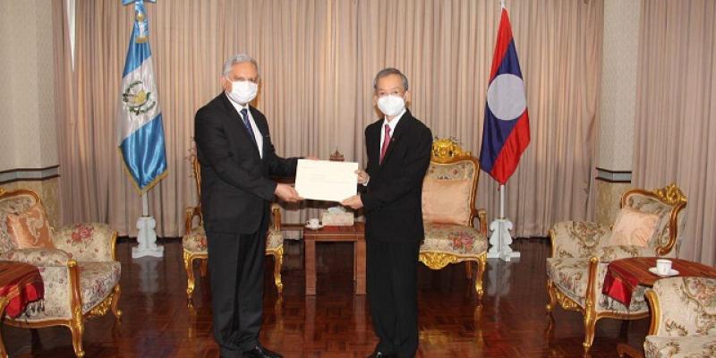 Pedro Brolo presenta cartas credenciales en Laos