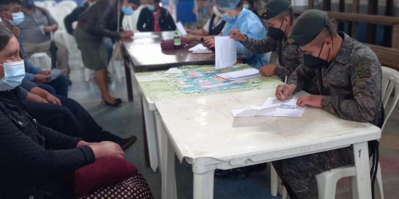 Vacunan a 300 pobladores del municipio de Chiantla