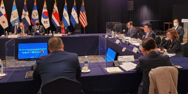 Mesa Redonda con Corea