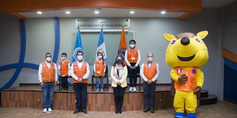 Autoridades de la SE-CONRED junto a los ganadores del primer concurso de dibujo “Por una Guatemala sin desastres”.