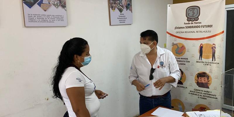 Familias firman Escrituras