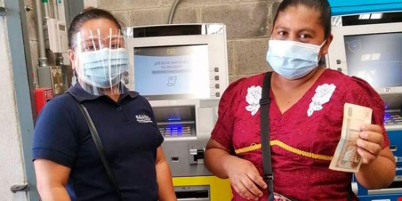 Personal de Mides asistiendo a usuaria de Bono Familia