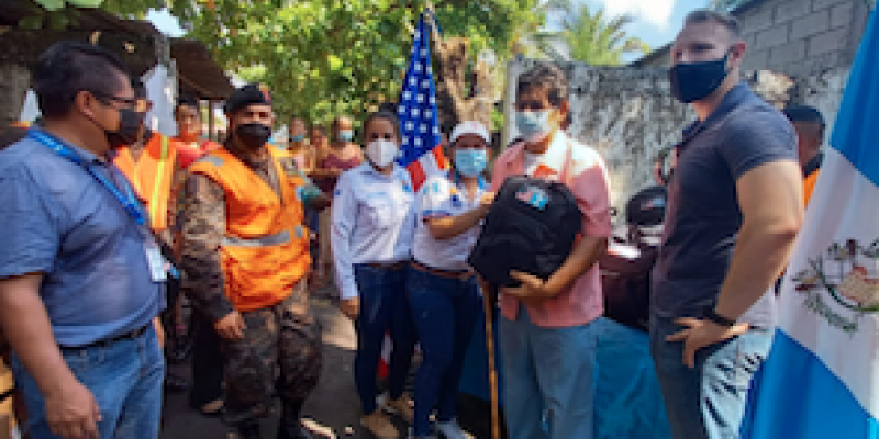 Ejército de Guatemala apoya entrega de donación de kits de higiene y limpieza en San José, Escuintla