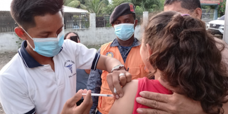 Ejército de Guatemala concientiza y aplica 140 vacunas contra el Coronavirus, COVID-19 a la población de El Estor, Izabal