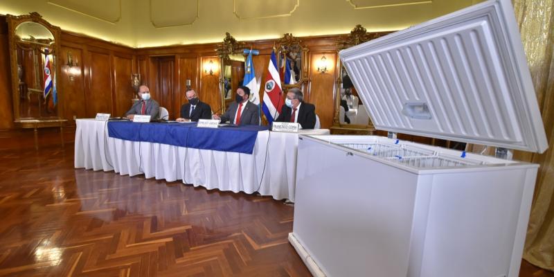 Gobierno recibió donación de congeladores para vacunas contra COVID-19