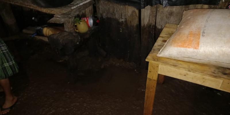 Inundación en vivienda por fuertes lluvias registradas en el departamento de Petén.