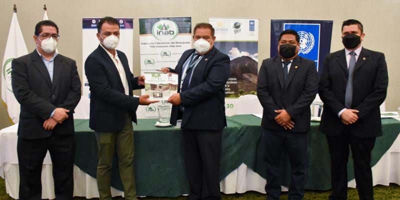 Representantes del INAB y PNUD entrega oficial de módulos de exentos. 