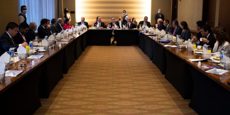 Presidente Alejandro Giammattei participa en encuentro empresarial en Colombia