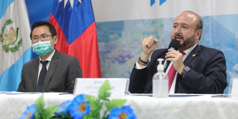 De Izq. a Der. se observa a Pablo Hunj, Director de la Misión de Taiwán en Guatemala y Antonio Malouf, Ministro de Economía.
