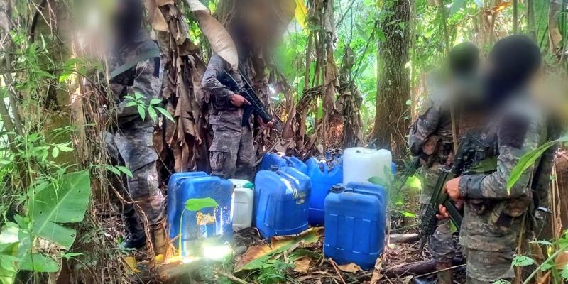 Ejército de Guatemala localiza plantación y laboratorio de ilícitos en San Luis, Petén