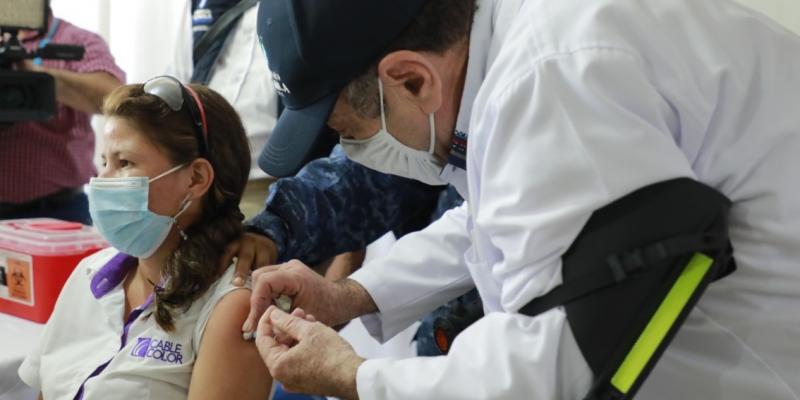 Presidente Alejandro Giammattei supervisa vacunación