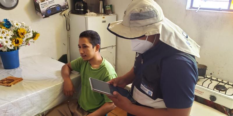 Personal de Mides recolectando información de hogar en Santa Cruz La Laguna, Sololá
