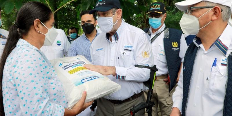 Presidente Alejandro Giammattei entrega semilla