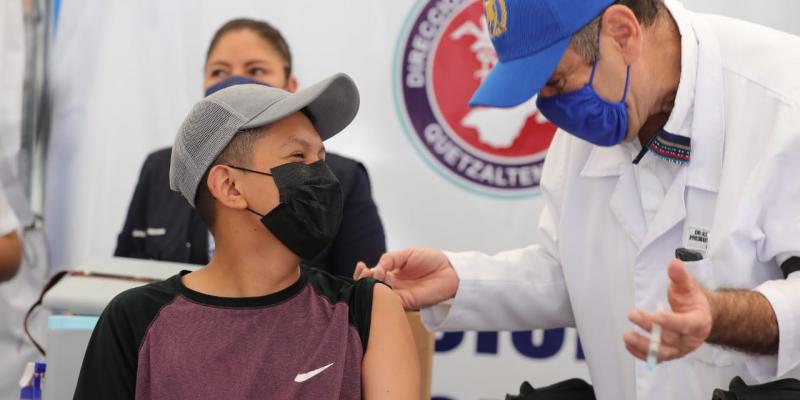 Presidente Alejandro Giammattei supervisa vacuna