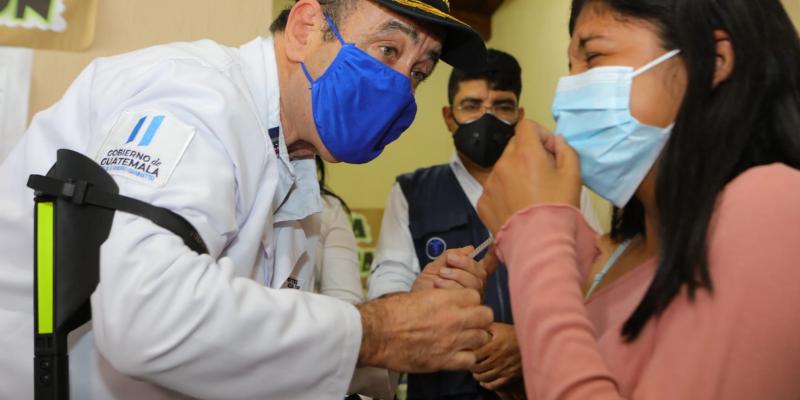 Presidente Alejandra Giammattei supervisa vacunación