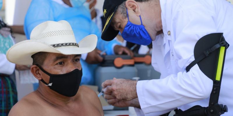 Presiden Alejandro Giammattei supervisa vacunación