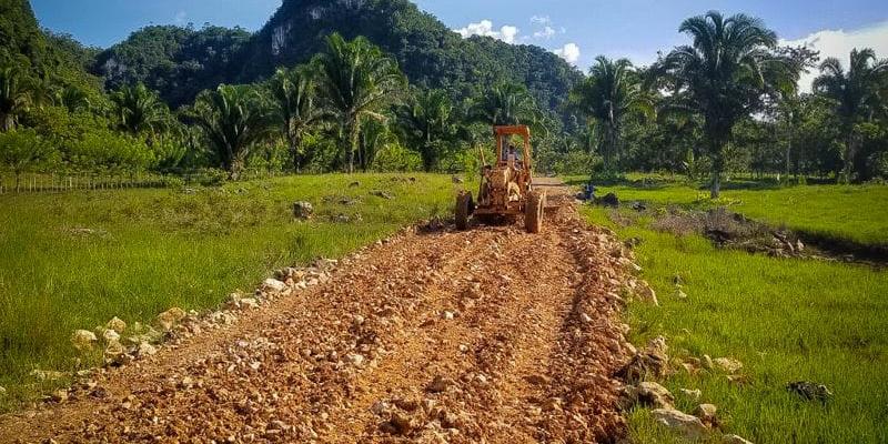 Hasta la fecha en San Luis, se ha avanzado en 35 kilómetros en el balastado, conformación y compactación de las vías de acceso