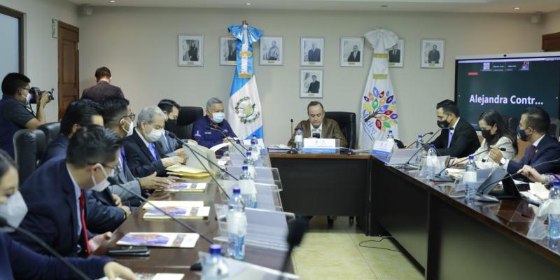 Presidente Alejandro Giammattei sostiene reunión con funcionarios de Mides