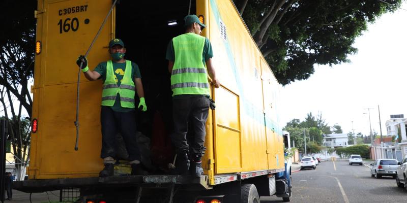 Camión recolector adaptado para la separación de residuos y desechos sólidos.