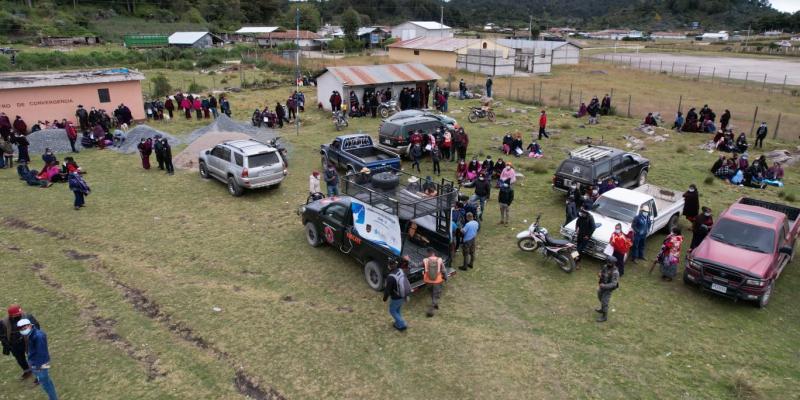 Unidad móvil de vacunación del Ejército de Guatemala vacuna a vecinos de Chiantla, Huehuetenango