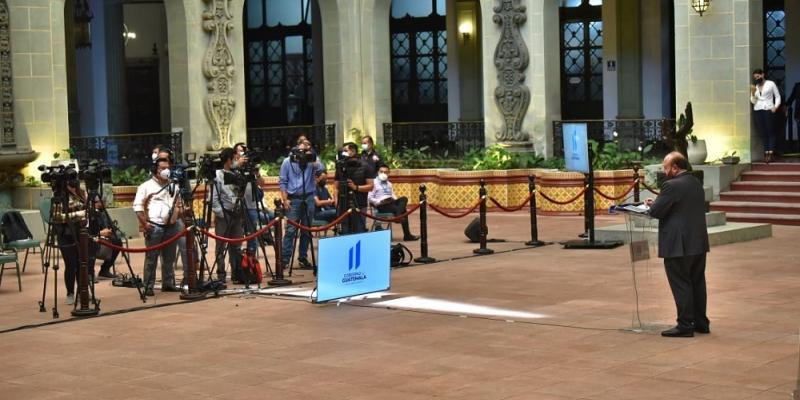 El Ministro de Economía, Antonio Malouf, durante su participación en conferencia de prensa sobre su gira comercial.