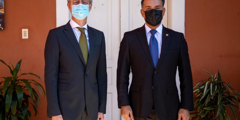 Ministro Mario Rojas Espino y el embajador del Reino Unido en Guatemala.