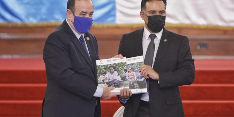 Presidente Alejandro Giammattei recibe la ENREDD+ de parte del ministro Mario Rojas Espino
