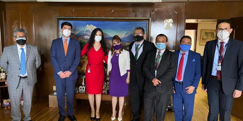 El Viceministro de Asuntos Registrales, Roberto Alonzo (segundo de Izq. a Der.) y el Registrador General de la República, José Miguel Gutiérrez Anzueto; durante la foto oficial con autoridades registrales mexicanas.