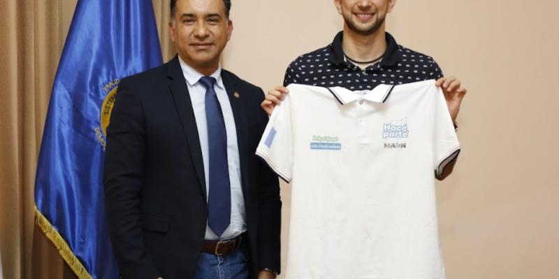 Mario Rojas Espino entrega la camiseta de "Hacé tu parte" a Kevin Cordón.