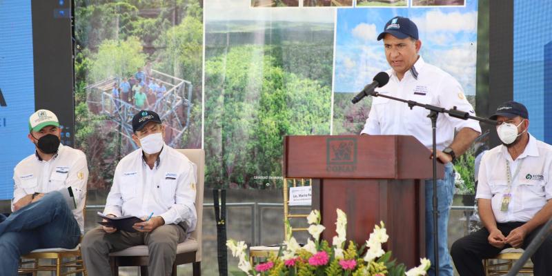 Ministro Mario Rojas Espino participa en la entrega de prórrogas de concesiones forestales en Petén.