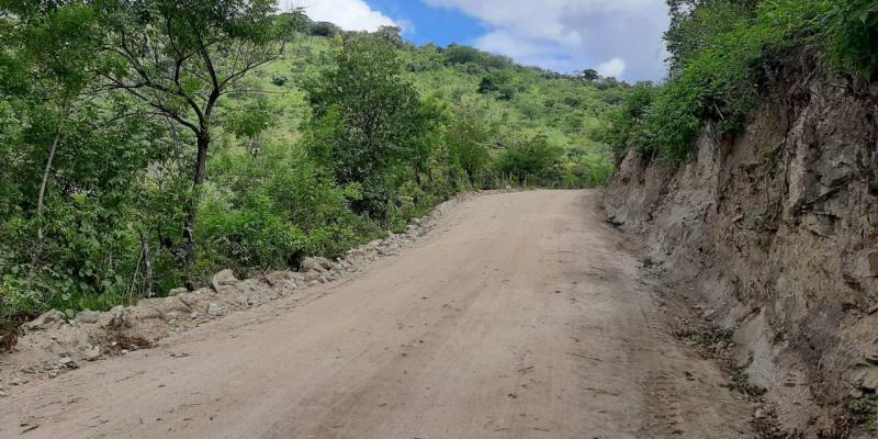 Comunitarios son beneficiados con trabajos de reconformación de superficies