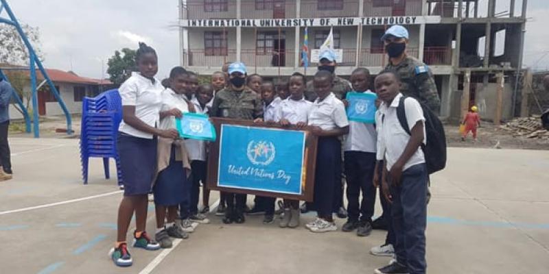 XXI Contingente de Fuerzas Especiales desplegado en El Congo conmemora el Día de las Naciones Unidas junto a jóvenes congoleses