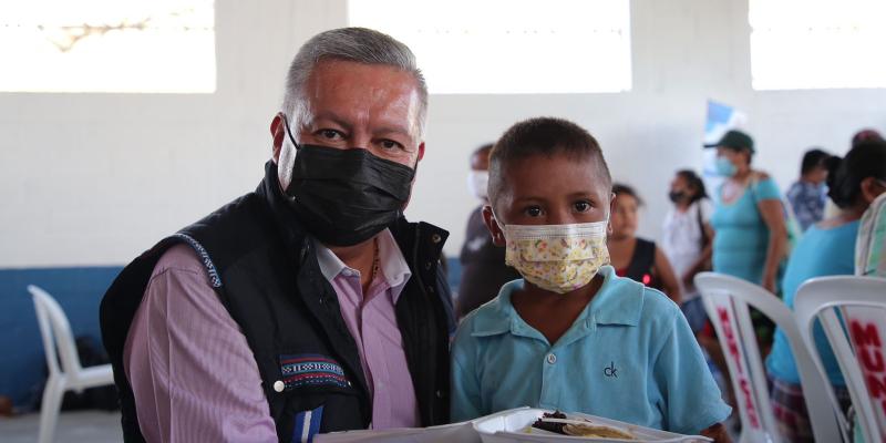 Ministro de Desarrollo Social y usuario de Comedor Social en Cabañas