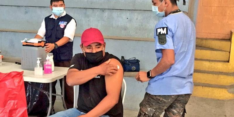 1,112 vecinos de Ciudad Quetzal fueron vacunados con el apoyo del Ejército de Guatemala