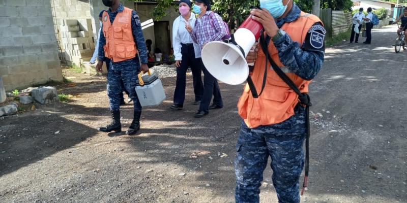Ejército de Guatemala apoya vacunación puerta a puerta en Izabal