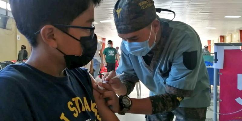 Ejército de Guatemala vacunó a más de 10 mil menores contra el Coronavirus, COVID-19