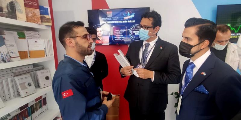 : Embajador de Guatemala en Ankara Jairo David Estrada Barrios (Izq.) y Viceministro de Economía, Lisardo Bolaños Fletes visitaron el  área de exposiciones de Teknofest. 