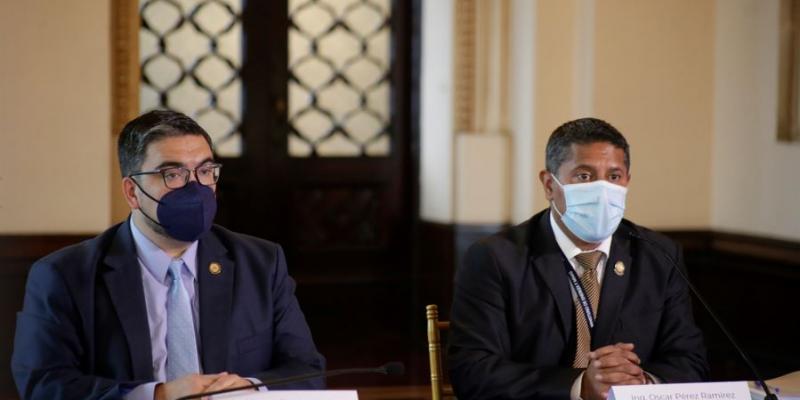 Alberto Pimentel Mata, Ministro de Energía y Minas (izq) y Oscar Rafael Pérez, Viceministro de Desarrollo Sostenible.