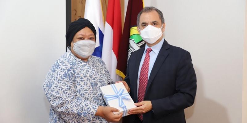 Entrega de libros a Indonesia