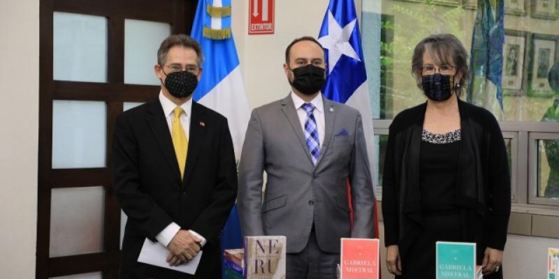 Donación de libros en la Cancillería